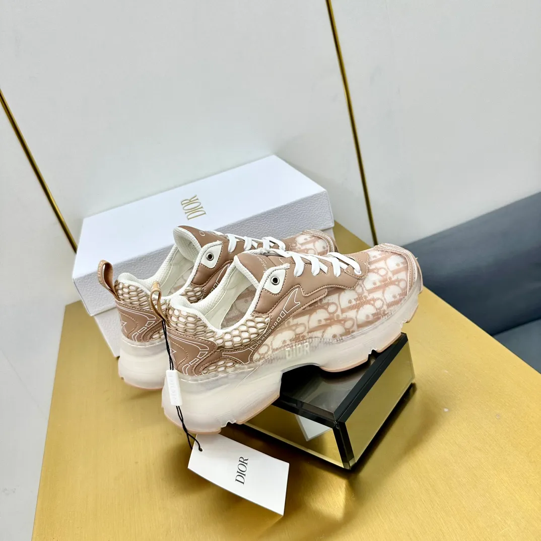 👟👟Ex-factory price 700👟👟 Top version 🌟🌟Dior 2024 spring and summer catwalk new style Vibe iconic fashion modern sports dad shoes CD letter logo Oblique printed pattern lace-up color-blocking thick-soled running shoes Stars' same jelly color casual women's shoes The top high-end version on the market Material: The upper is made of special technology with mesh fabric spliced with metal cowhide + environmentally friendly breathable fabric lining + original molded Tpu combination outsole. Bottom thickness: 4CM Size: 35-40 standard code (34.41 customization is not returnable)